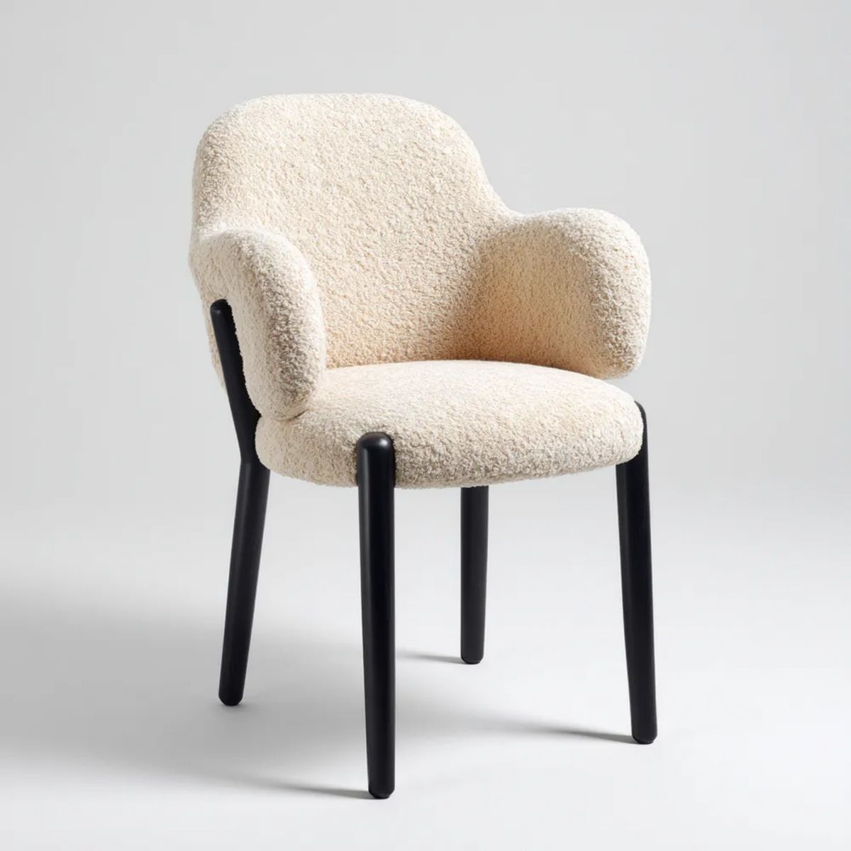 Fotel tapicerowany bouclé kremowy z czarnymi nogami stalowymi 58 × 62 × 78 cm